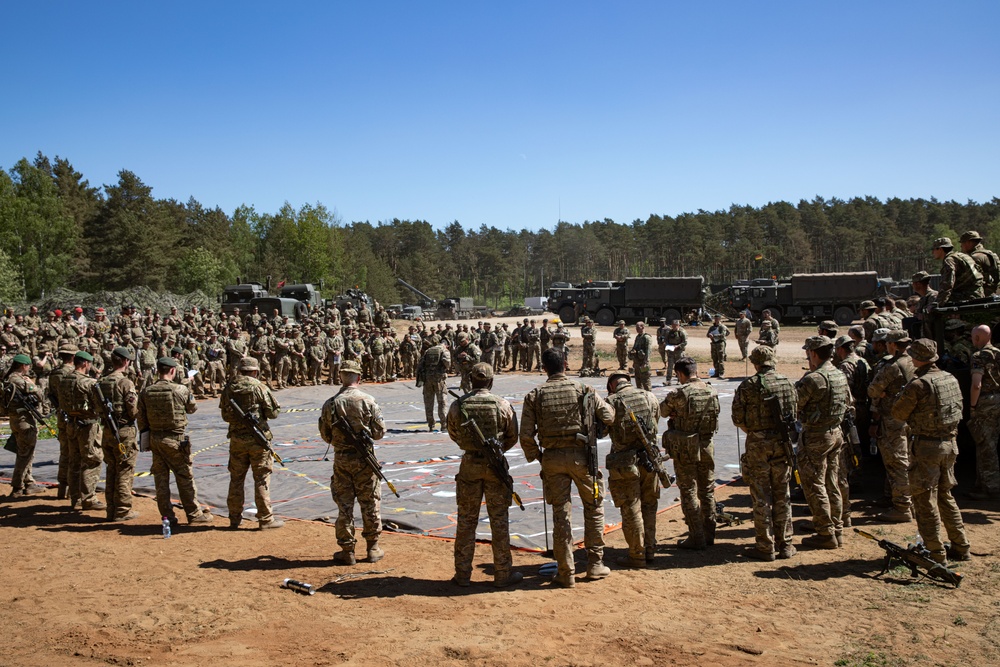 4th Infantry Division Discuss Operations with United Kingdom Soldiers