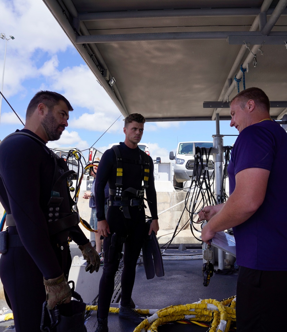 Australian AUKUS Divers Conduct Training in Pearl Harbor