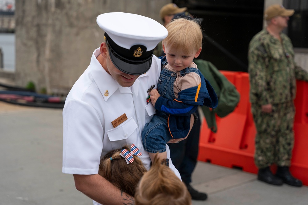 USS Leyte Gulf Returns from Final Deployment