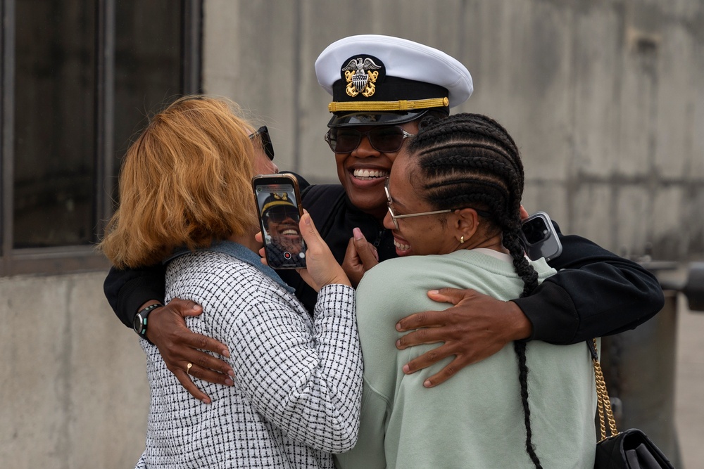 USS Leyte Gulf Returns from Final Deployment