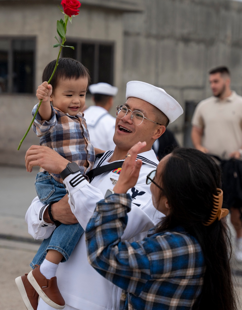 USS Leyte Gulf Returns from Final Deployment