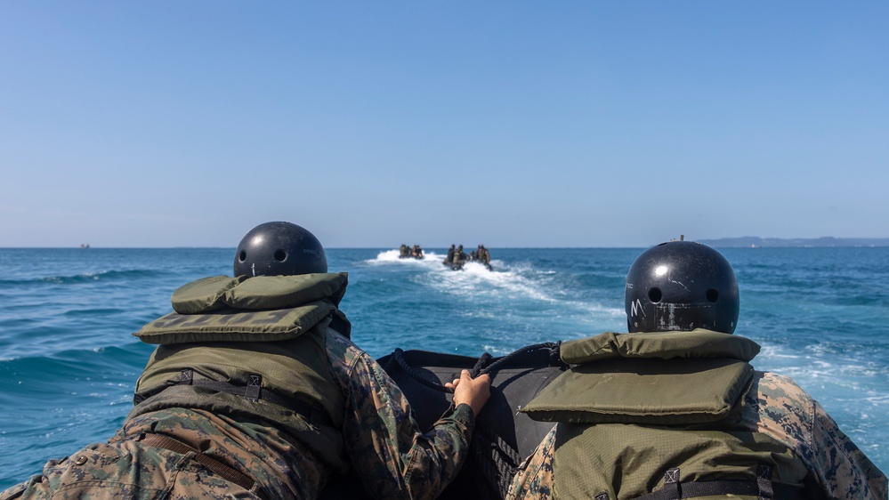 III Marine Expeditionary Force EOTG enhances small boat operation skills