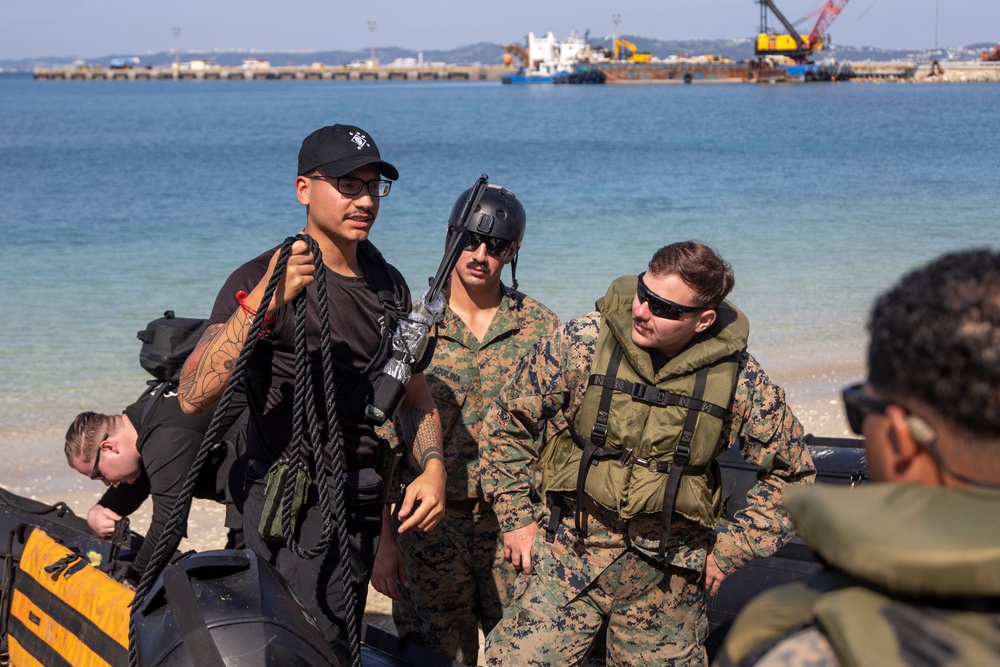 III Marine Expeditionary Force EOTG enhances small boat operation skills