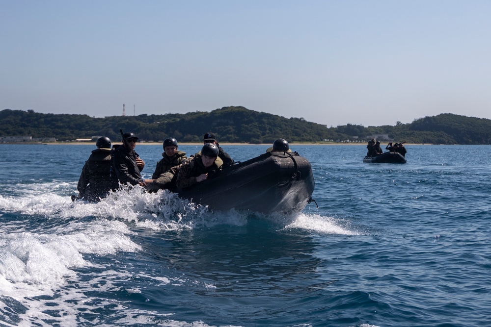 III Marine Expeditionary Force EOTG enhances small boat operation skills