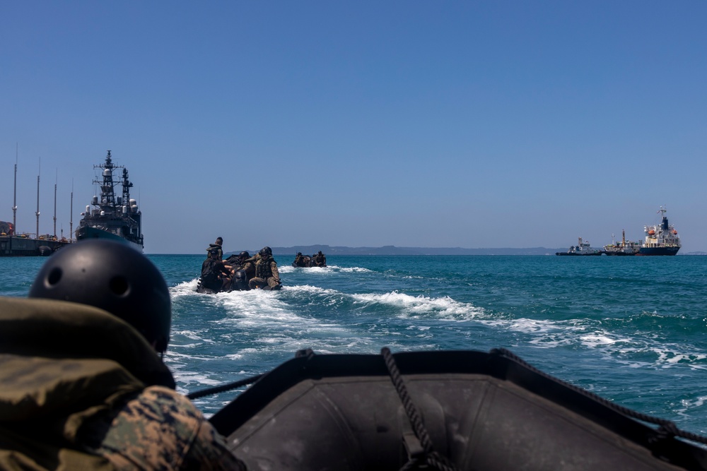 III Marine Expeditionary Force EOTG enhances small boat operation skills