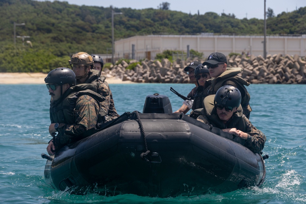 III Marine Expeditionary Force EOTG enhances small boat operation skills