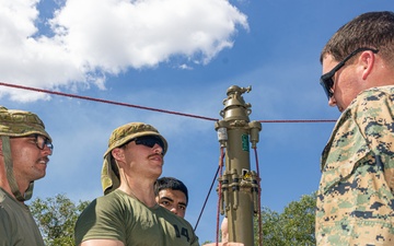 MRF-D 24.3: ADF teaches U.S. Marines about Clock Mast HF Antenna