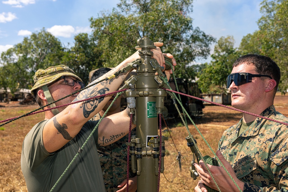MRF-D 24.3: ADF teaches U.S. Marines about Clock Mast HF Antenna