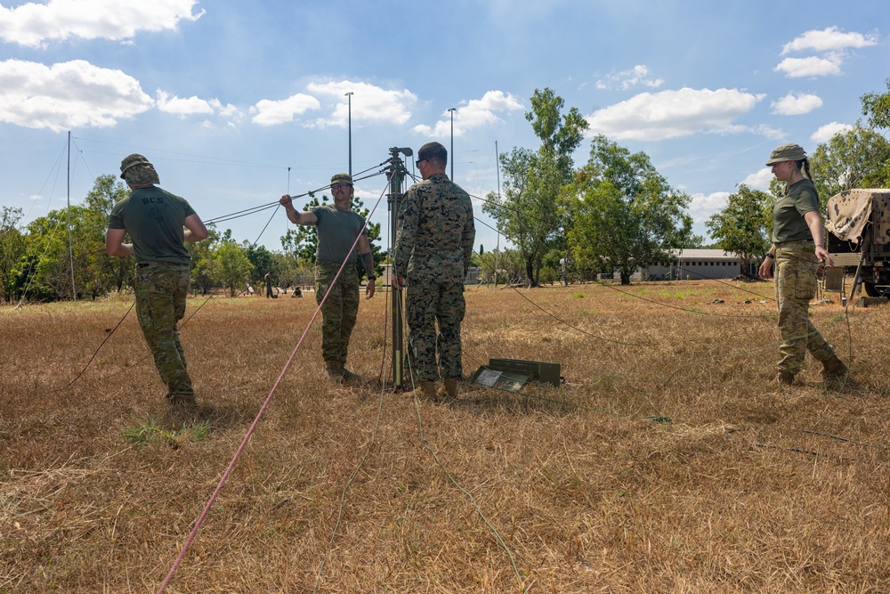 MRF-D 24.3: ADF teaches U.S. Marines about Clock Mast HF Antenna