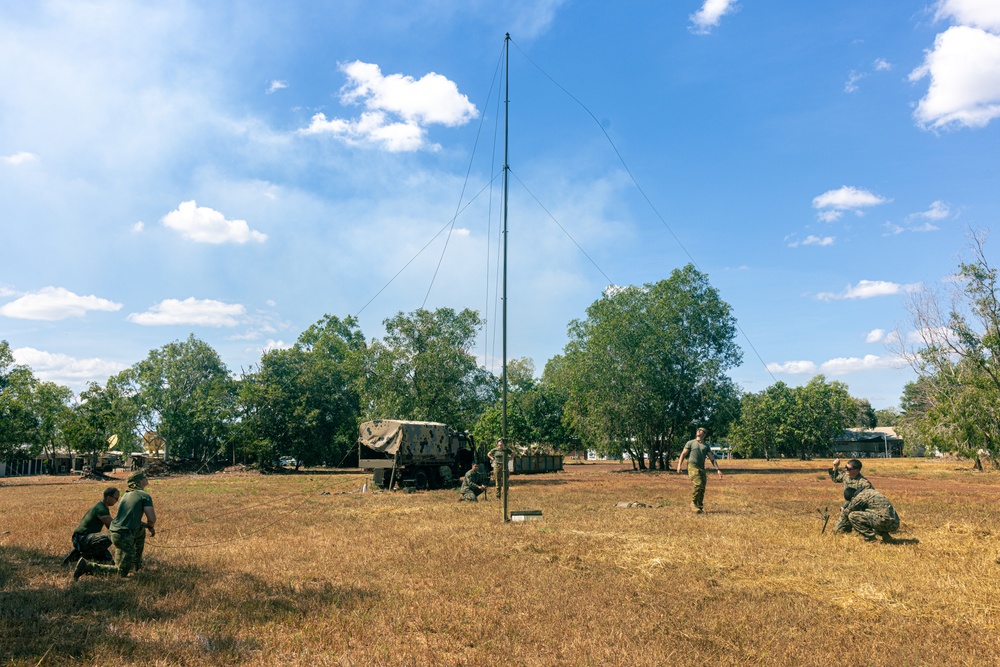 MRF-D 24.3: ADF teaches U.S. Marines about Clock Mast HF Antenna