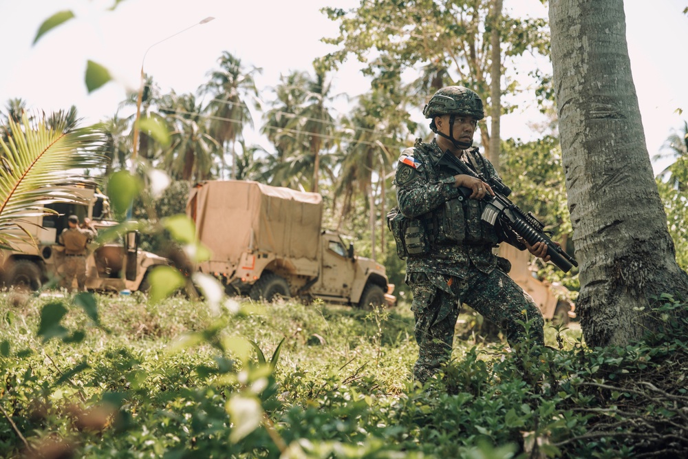 15th MEU, Philippine 3DMBDE Conduct Combined Convoy Across Palawan