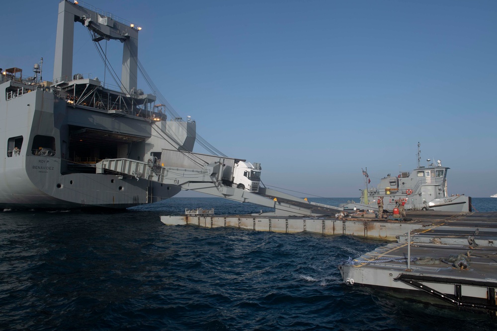 Aid arrives to floating platforms