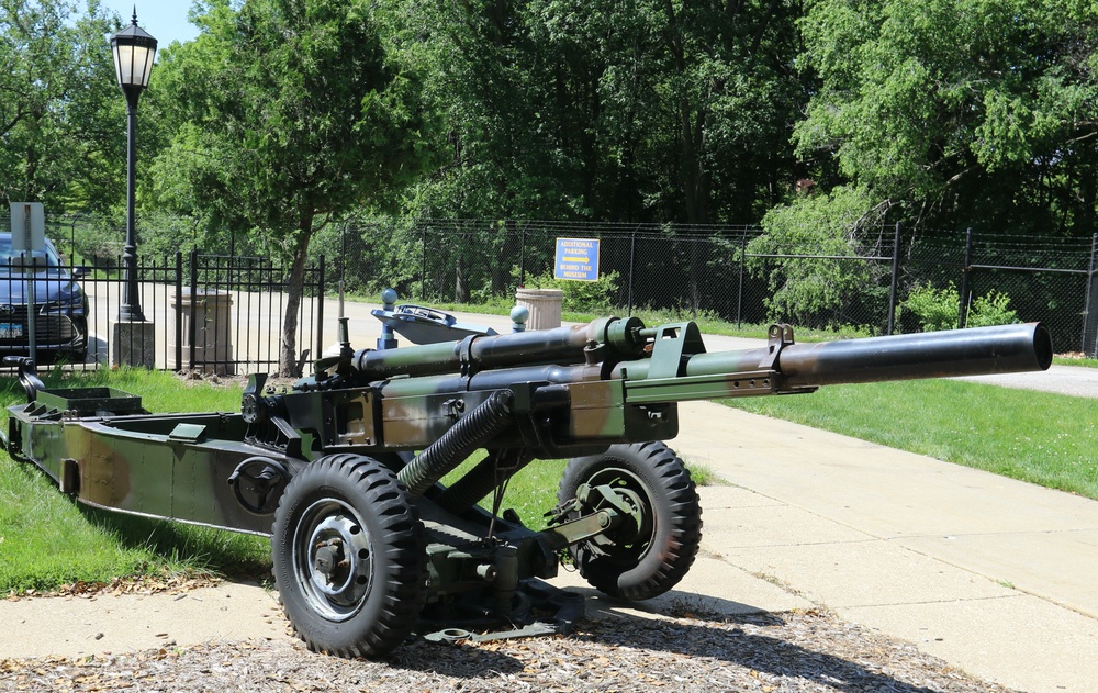 Veterans of Only Illinois Army National Guard Unit to Deploy to Vietnam Present Plaque to Illinois State Military Museum