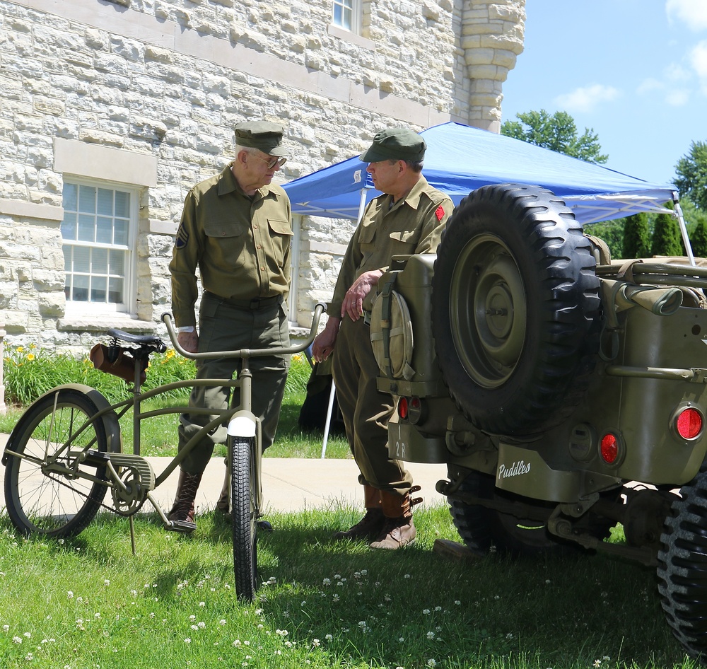 Veterans of Only Illinois Army National Guard Unit to Deploy to Vietnam Present Plaque to Illinois State Military Museum