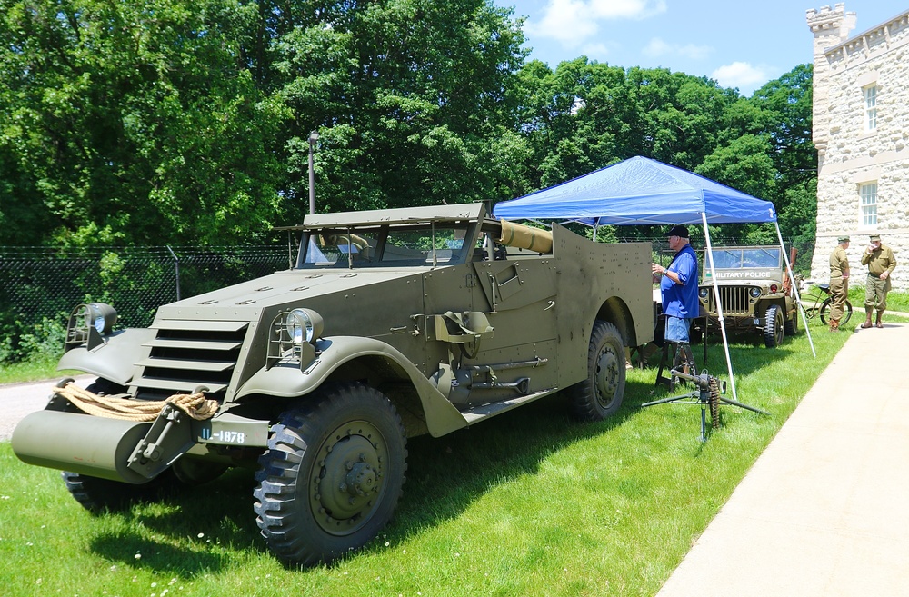 Veterans of Only Illinois Army National Guard Unit to Deploy to Vietnam Present Plaque to Illinois State Military Museum