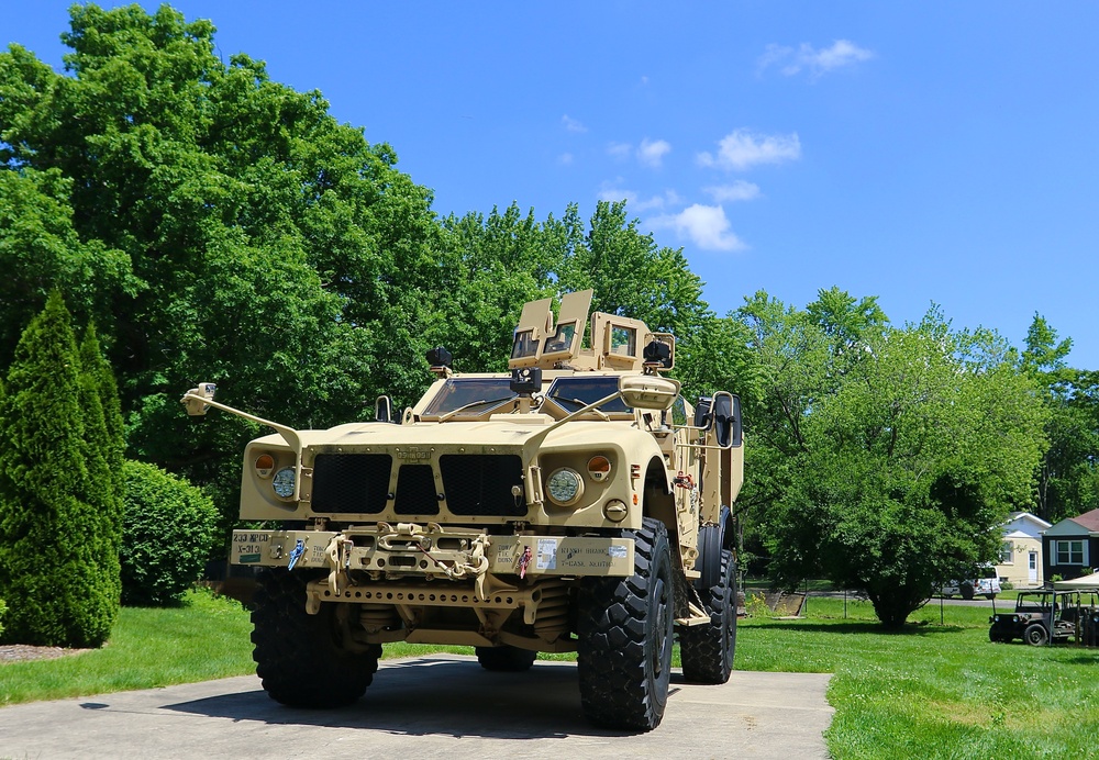 Veterans of Only Illinois Army National Guard Unit to Deploy to Vietnam Present Plaque to Illinois State Military Museum