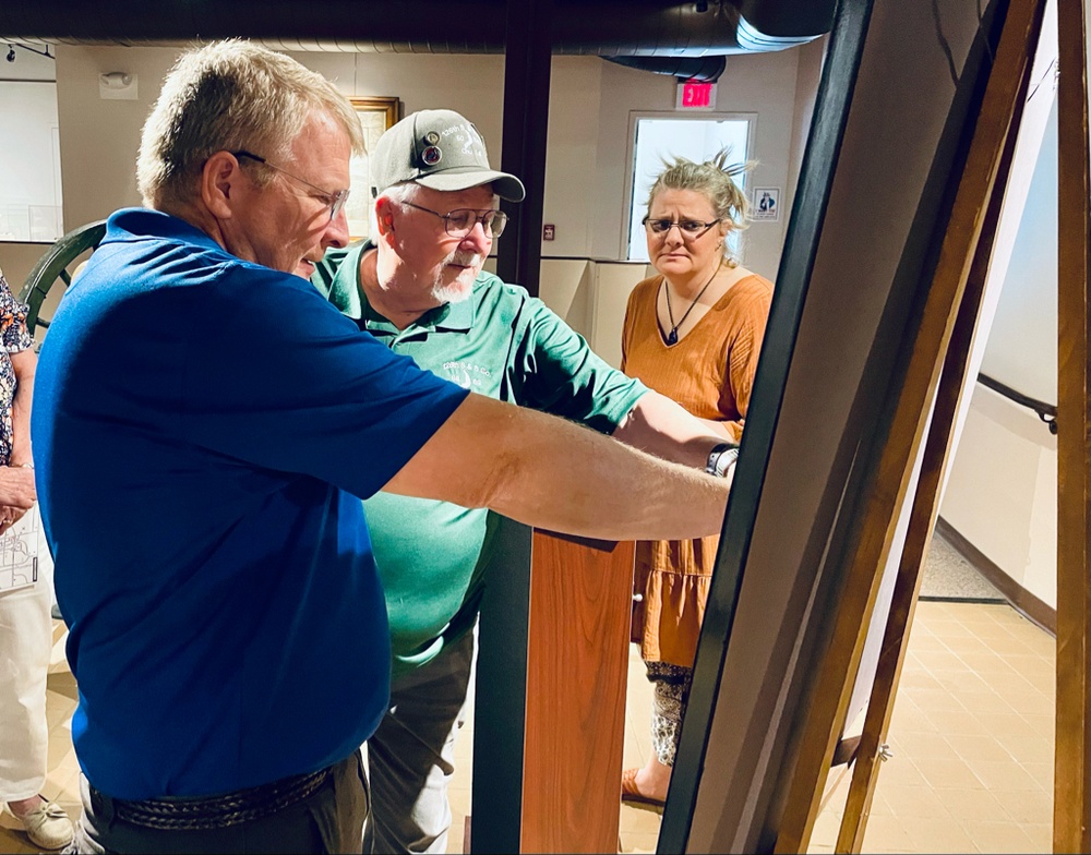 Veterans of Only Illinois Army National Guard Unit to Deploy to Vietnam Present Plaque to Illinois State Military Museum