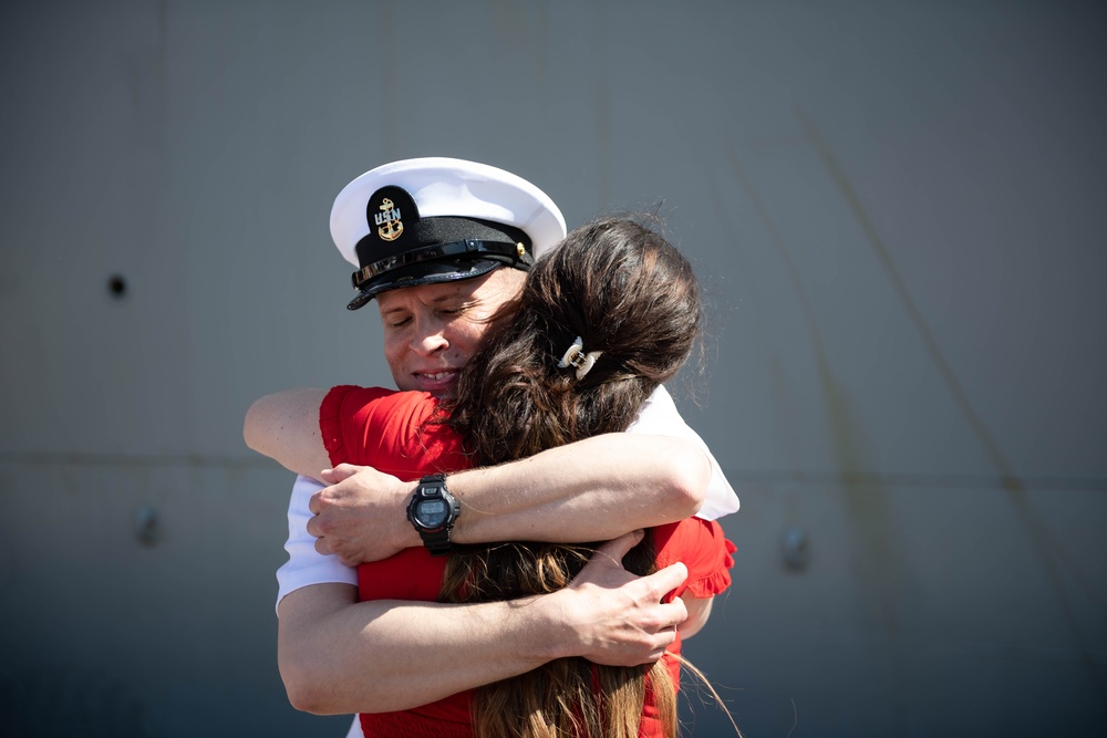 DVIDS - Images - USS Carney Homecoming [Image 14 of 15]