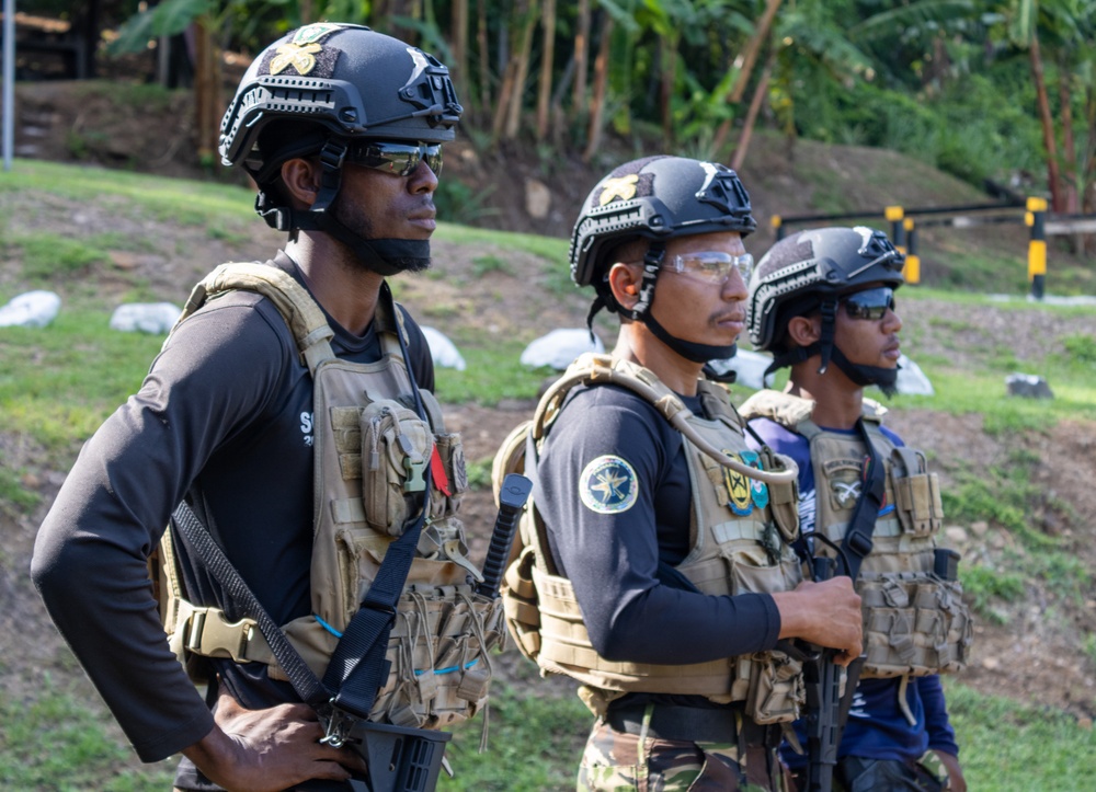Fuerzas Comando 24 Combined III