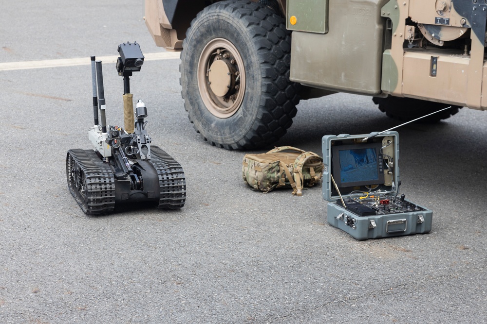 MRF-D 24.3: U.S, Australia EOD technicians prepare equipment for exercise Wallaby Walk 24