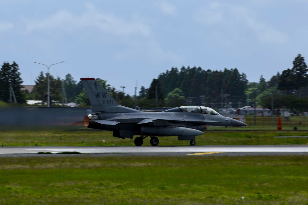 Misawa City Mayor Experiences a Day in the Life of 35th Fighter Wing Commander