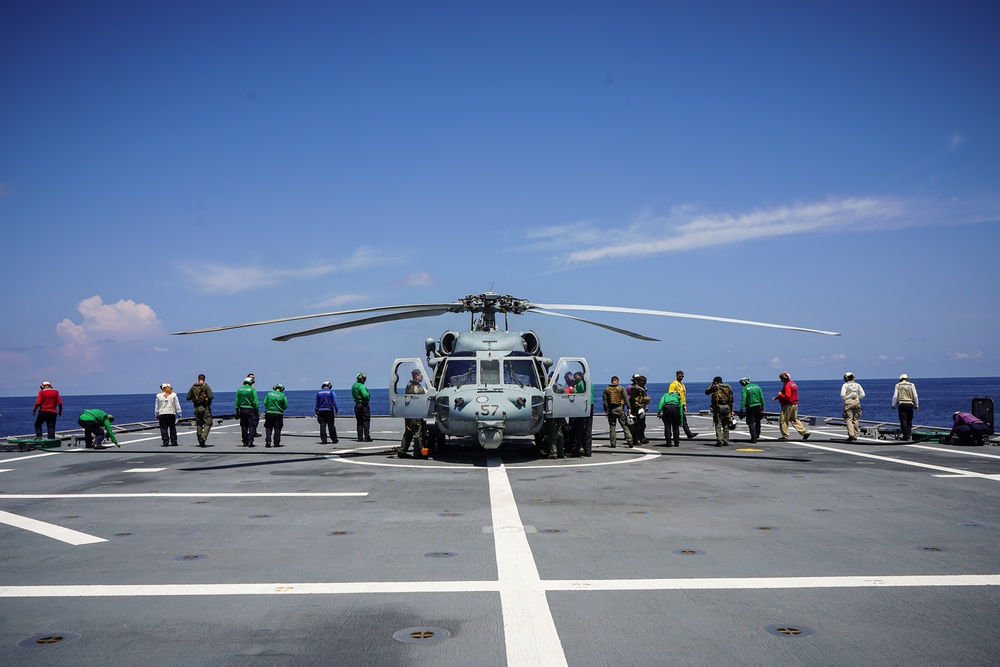 USS Gabrielle Giffords (LCS 10) conducts flight operations at sea