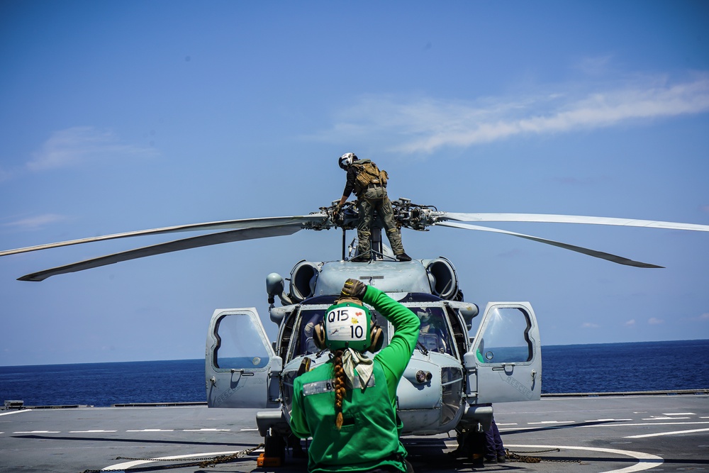 USS Gabrielle Giffords (LCS 10) conducts flight operations at sea