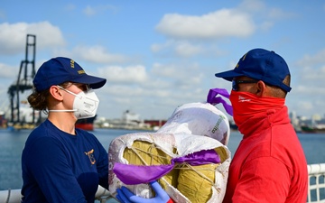 USCGC Mohawk crew offloads more than $185 million in illegal narcotics during Fleet Week Miami