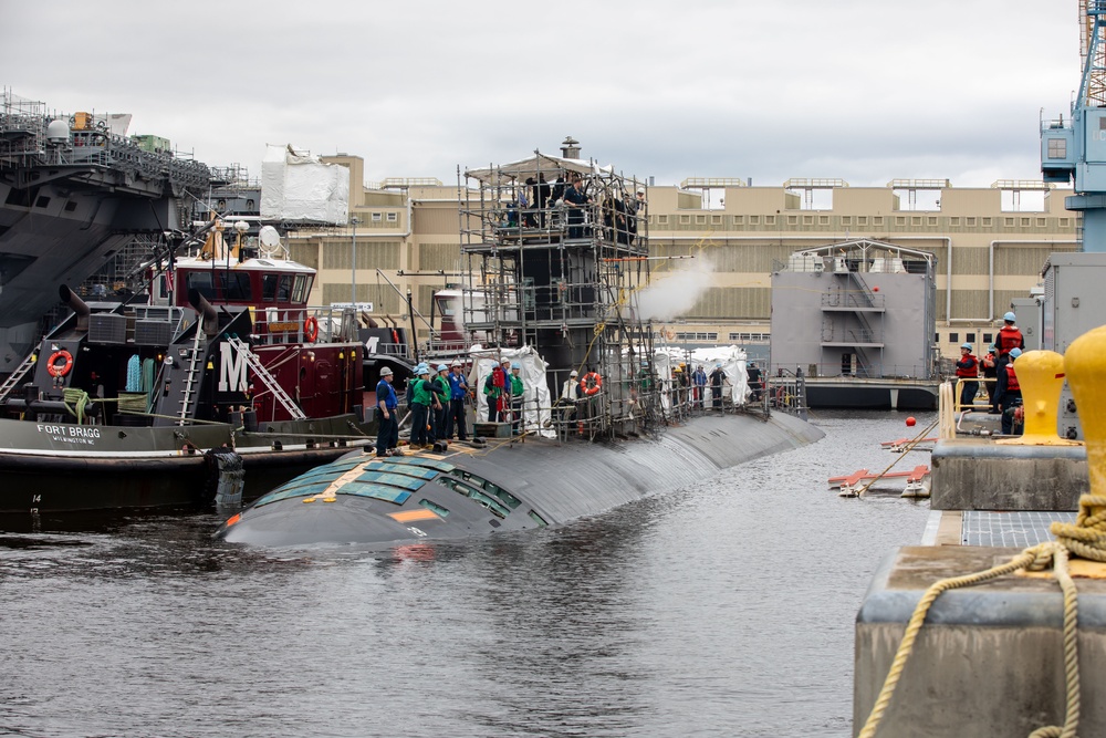 Docking USS Toledo (SSN 769)