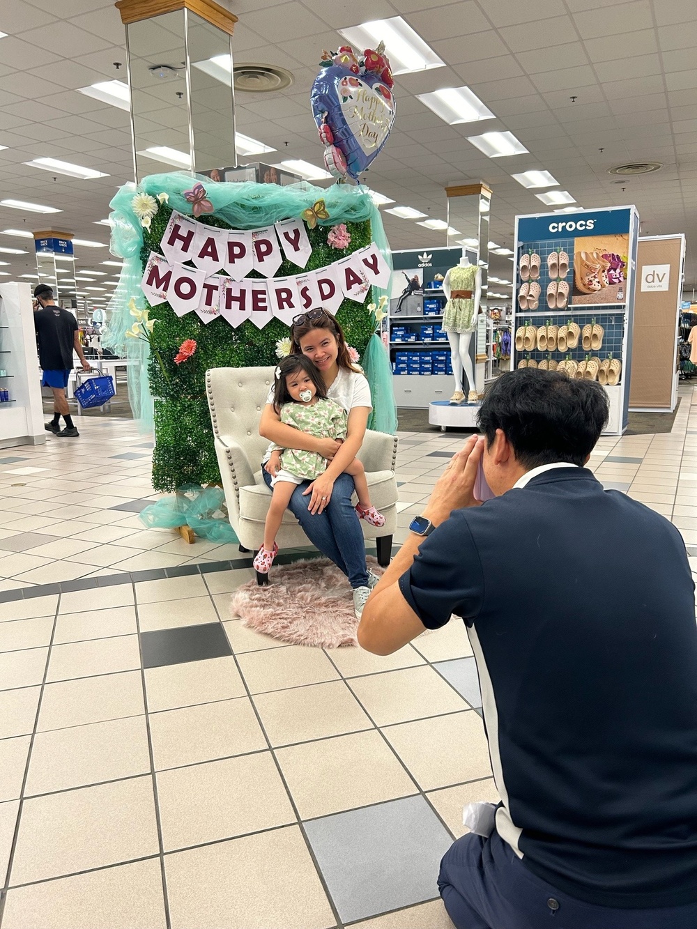 Navy Exchanges Honor Moms