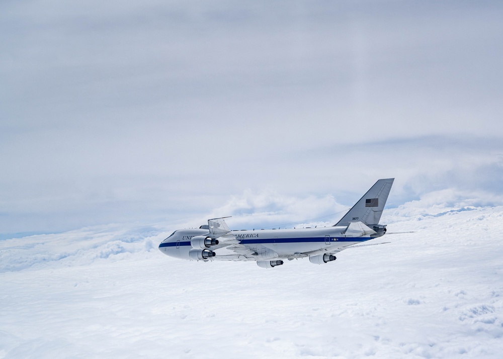 E-4B Nightwatch flies over Midwest