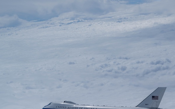 E-4B Nightwatch flies over Midwest