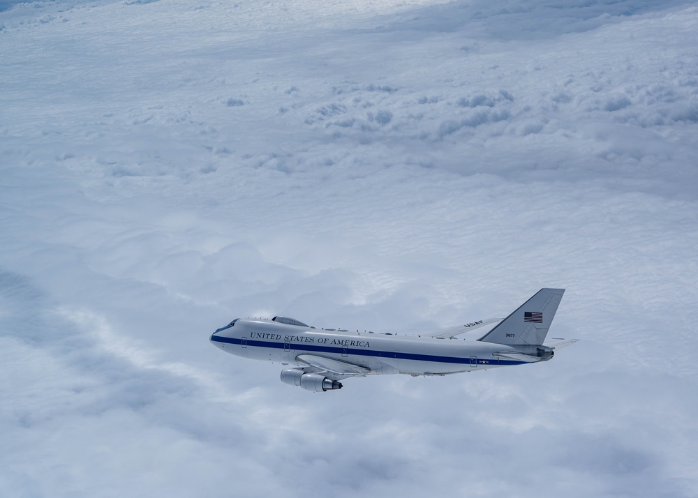 E-4B Nightwatch flies over Midwest