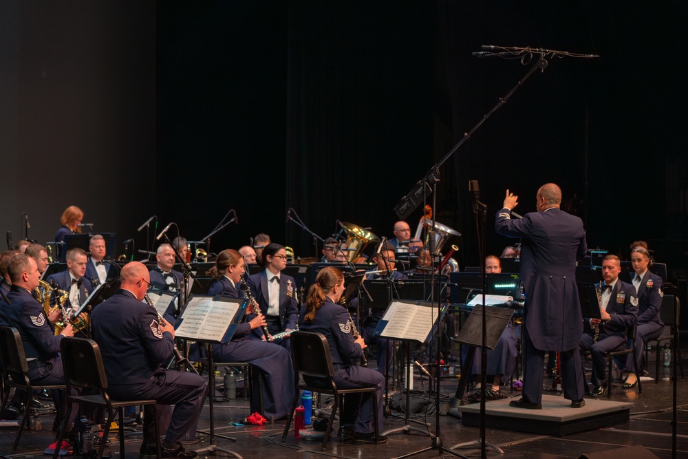 Gen Van Ovost Speaks at Band of Mid-America Concert