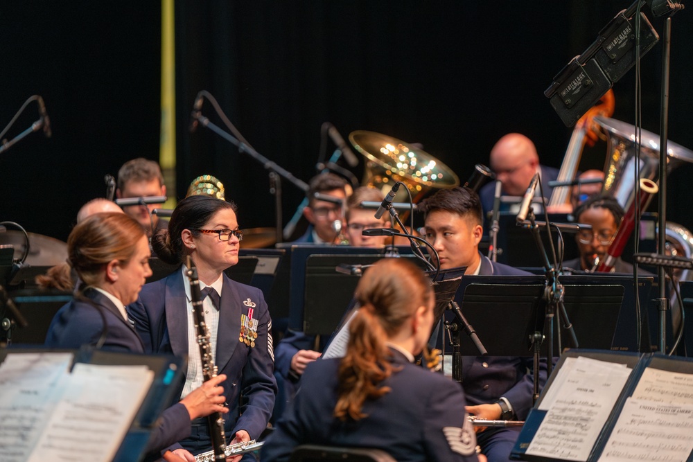 Gen Van Ovost Speaks at Band of Mid-America Concert