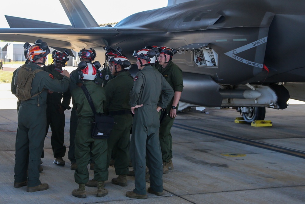 U.S. Marines load CATM-120Cs in Australia