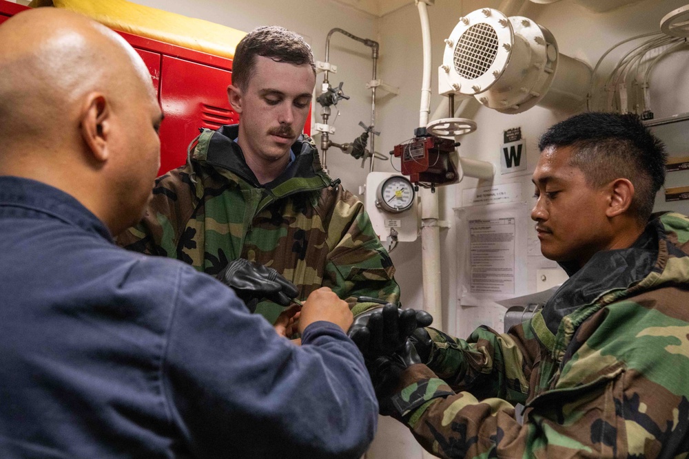 USS Russell (DDG 59) runs a general quarters drill