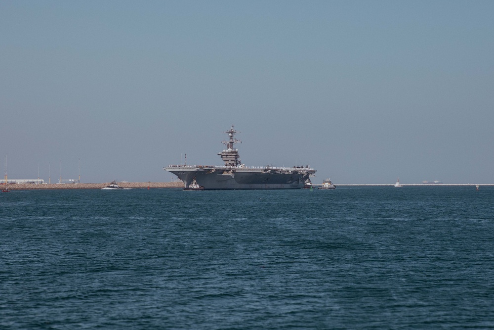 USS Carl Vinson (CVN 70) arrives at LAFW