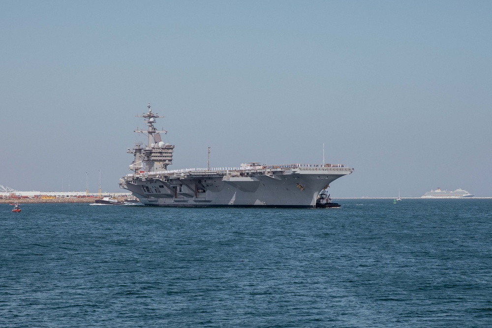 USS Carl Vinson (CVN 70) arrives at LAFW