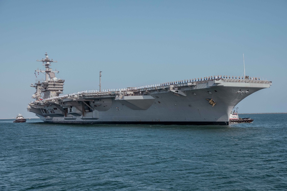 USS Carl Vinson (CVN 70) arrives at LAFW