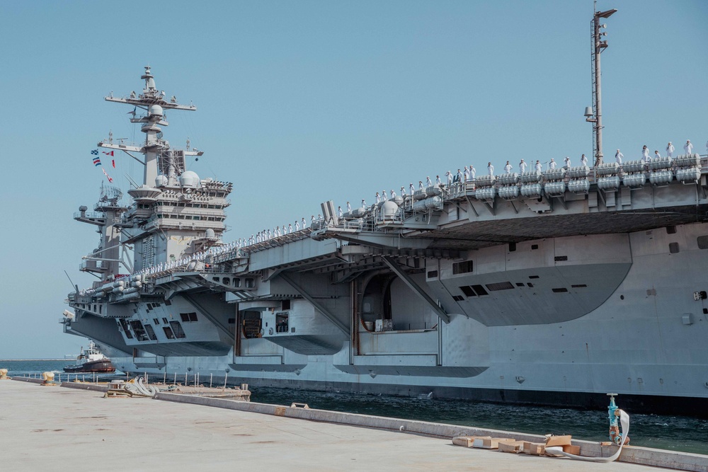 USS Carl Vinson (CVN 70) arrives at LAFW