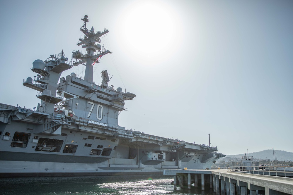 USS Carl Vinson arrives at LAFW