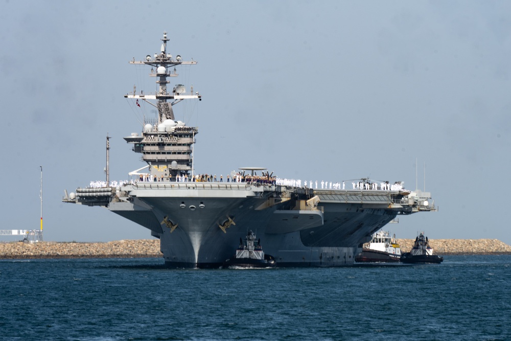 USS Carl Vinson arrives at LAFW