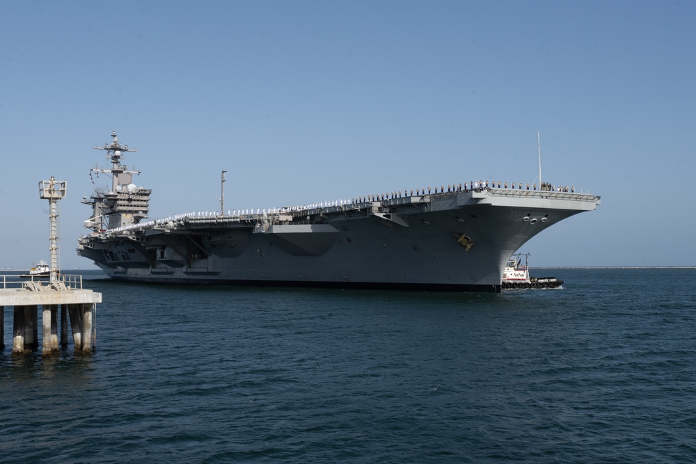 USS Carl Vinson arrives at LAFW