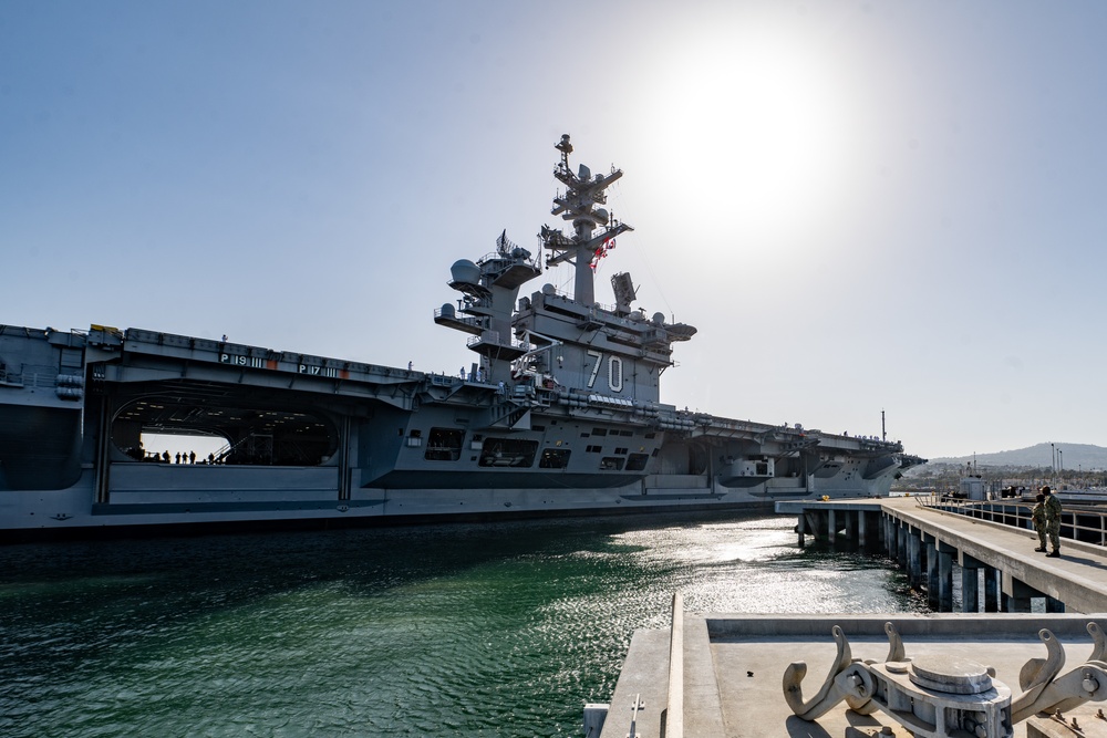 USS Carl Vinson arrives at LAFW