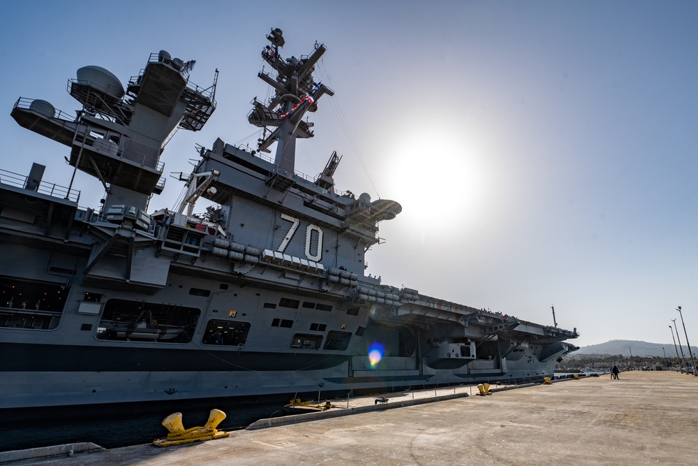 USS Carl Vinson arrives at LAFW