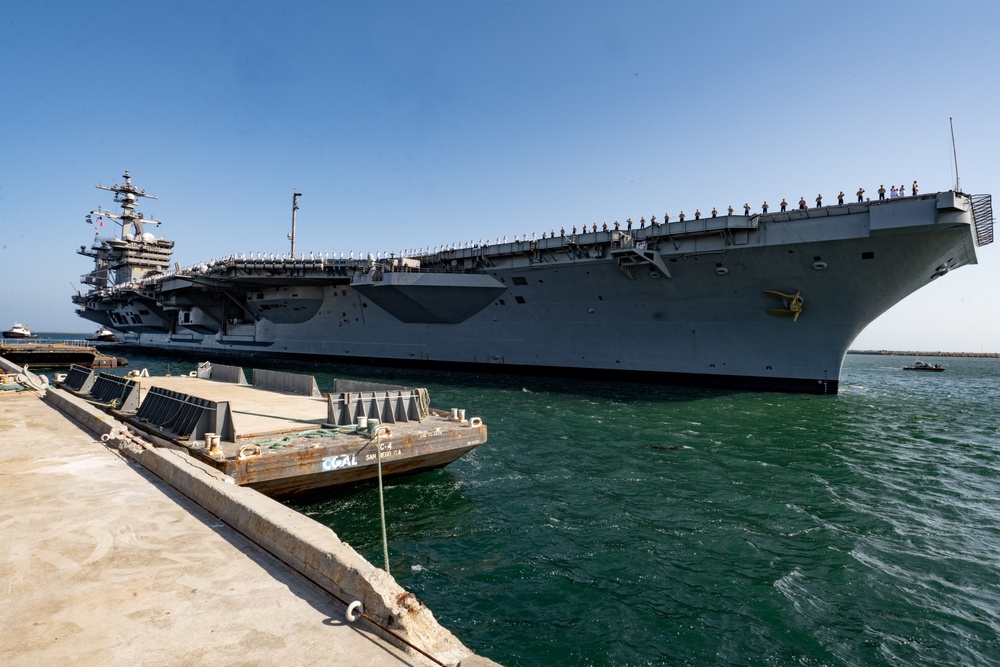 USS Carl Vinson arrives at LAFW