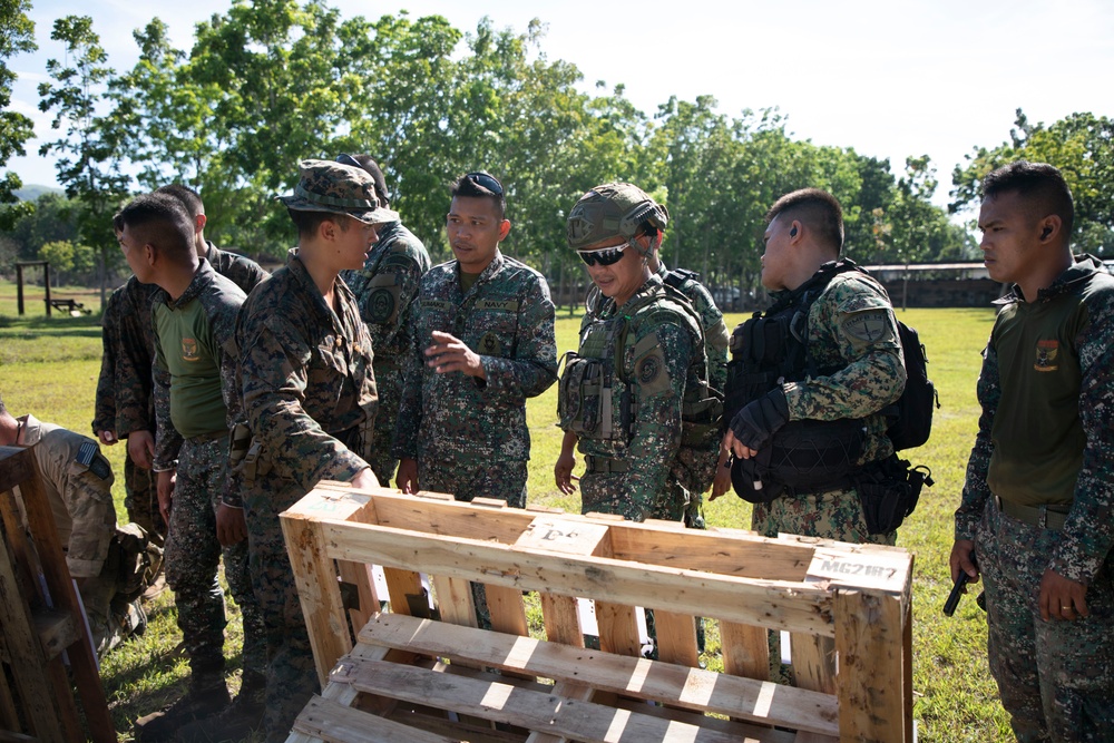 1/7, Philippine service members conduct known distance range