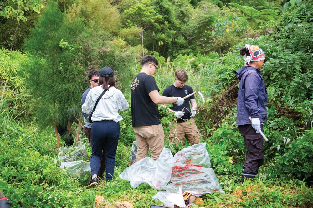 MARINES FIGHT FOR NATURE: HELP REMOVAL OF INVASIVE ALIEN PLANT / 海兵隊、自然と奮闘：特定外来生物の防除を支援