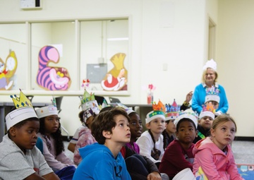 OKINAWAN MAYOR SHARES HIS THOUGHTS THROUGH BOOK READING AT KINSER ELEMENTARY SCHOOL / キンザー小学校で浦添市長が読み聞かせ ・・・  伝える思い